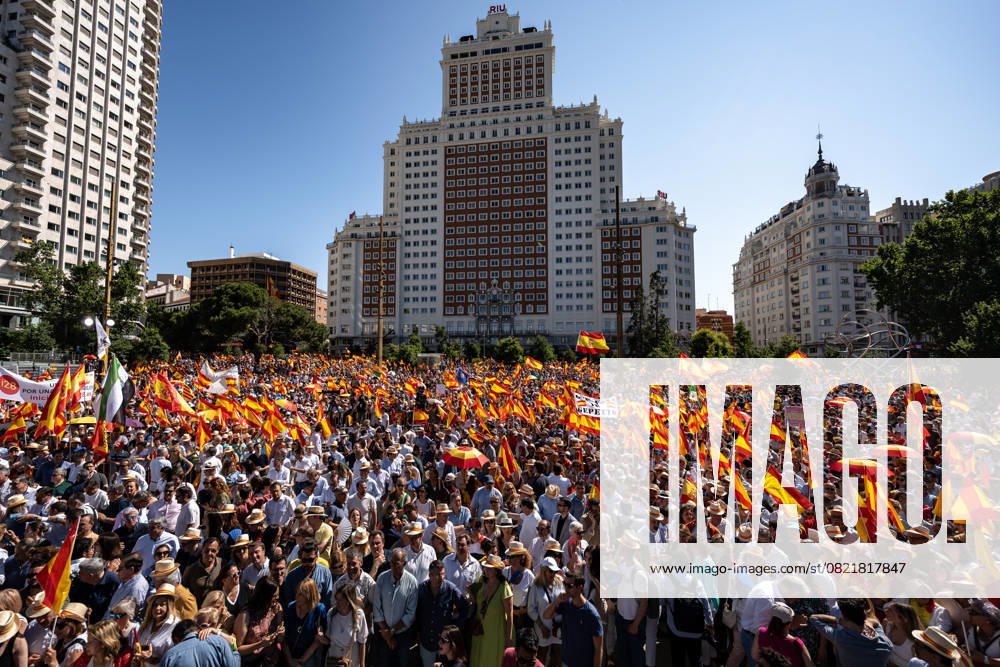 Thousands join anti-government protest in Madrid MADRID, SPAIN - JUNE 8: Massive demonstration is held in Plaza de Espana, led by Alberto Nunez Feijoo, leader of the conservative Popular Party (Partido Popular), against the government of President Pedro Sanchez, demanding his resignation over alleged corruption scandals involving his relatives and close political allies, in Madrid, Spain on June 8, 2025. Diego Radames Anadolu Madrid Spain. Editorial use only. Please get in touch for any other usage.