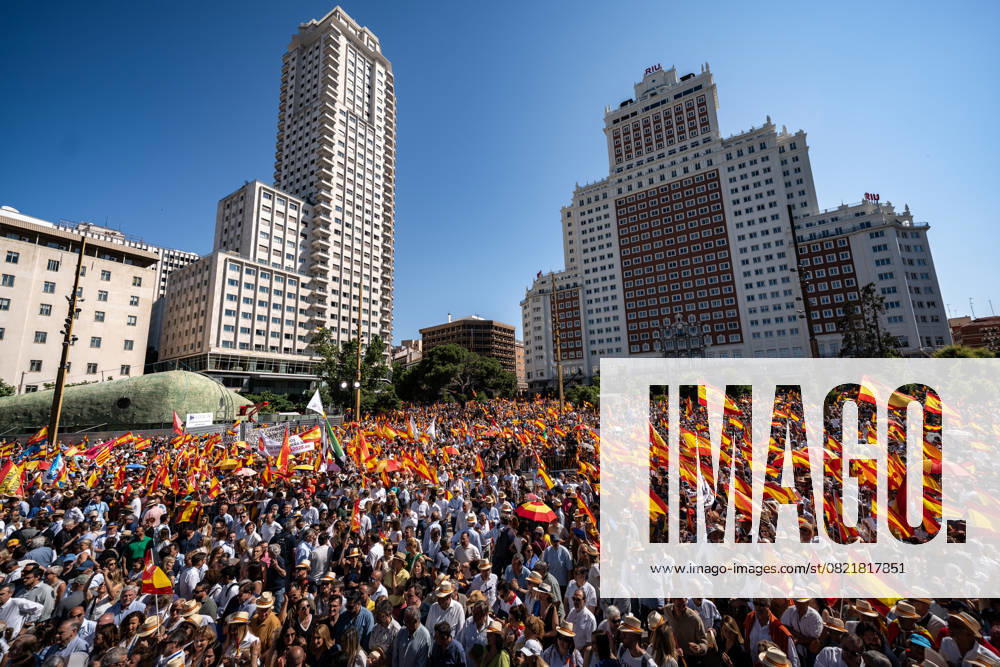 Thousands join anti-government protest in Madrid MADRID, SPAIN - JUNE 8: Massive demonstration is held in Plaza de Espana, led by Alberto Nunez Feijoo, leader of the conservative Popular Party (Partido Popular), against the government of President Pedro Sanchez, demanding his resignation over alleged corruption scandals involving his relatives and close political allies, in Madrid, Spain on June 8, 2025. Diego Radames Anadolu Madrid Spain. Editorial use only. Please get in touch for any other usage.