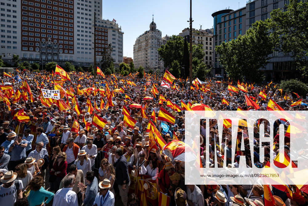 Thousands join anti-government protest in Madrid MADRID, SPAIN - JUNE 8: Massive demonstration is held in Plaza de Espana, led by Alberto Nunez Feijoo, leader of the conservative Popular Party (Partido Popular), against the government of President Pedro Sanchez, demanding his resignation over alleged corruption scandals involving his relatives and close political allies, in Madrid, Spain on June 8, 2025. Diego Radames Anadolu Madrid Spain. Editorial use only. Please get in touch for any other usage.