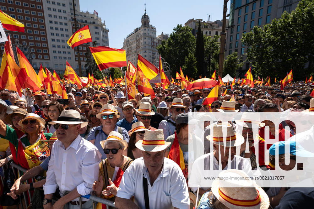 Thousands join anti-government protest in Madrid MADRID, SPAIN - JUNE 8: Massive demonstration is held in Plaza de Espana, led by Alberto Nunez Feijoo, leader of the conservative Popular Party (Partido Popular), against the government of President Pedro Sanchez, demanding his resignation over alleged corruption scandals involving his relatives and close political allies, in Madrid, Spain on June 8, 2025. Diego Radames Anadolu Madrid Spain. Editorial use only. Please get in touch for any other usage.