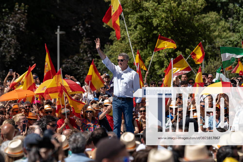 Thousands join anti-government protest in Madrid MADRID, SPAIN - JUNE 8: Massive demonstration is held in Plaza de Espana, led by Alberto Nunez Feijoo, leader of the conservative Popular Party (Partido Popular), against the government of President Pedro Sanchez, demanding his resignation over alleged corruption scandals involving his relatives and close political allies, in Madrid, Spain on June 8, 2025. Diego Radames Anadolu Madrid Spain. Editorial use only. Please get in touch for any other usage.