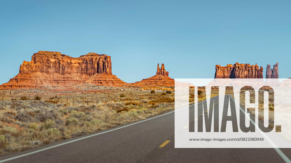Monument Valley highway leading to dramatic red rock formations Kayenta, Arizona, United States R_GNAF250515-1692042-01