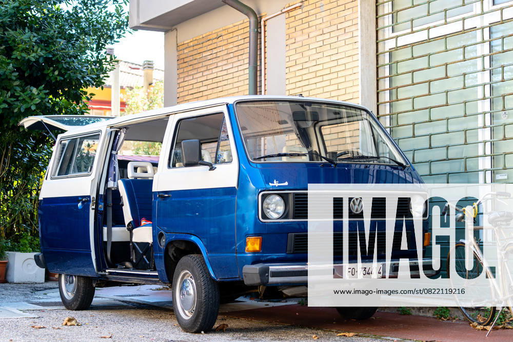 Gabbice Mare, Italien - September 07, 2019. Kleinbus mit offenen Türen in der Nähe von Backsteinhaus geparkt. Scale-Modell Volkswagen Transporter T1, Volkswagen T1, Volkswagen Bus , Volkswagen Bulli Gabbice Mare, Italy - September 07, 2019. Minibus with open doors parked near brick house. Scale model Volkswagen Transporter T1, Volkswagen T1, Volkswagen Bus, Volkswagen Bulli (License=RM)