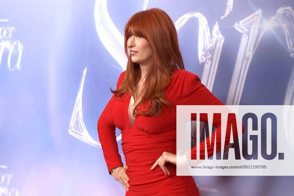 Zeus Tous surrounds himself with women at the premiere of the docuseries about his mother, Super Sara Valeria Vegas during the presentation of the docuseries Super Sara , on June 12, 2025, in Madrid Spain FAMOSOSOS DOCUSERIE SUPER SARA Europa Press TV 12 06 2025 Madrid Madrid Madrid Espana