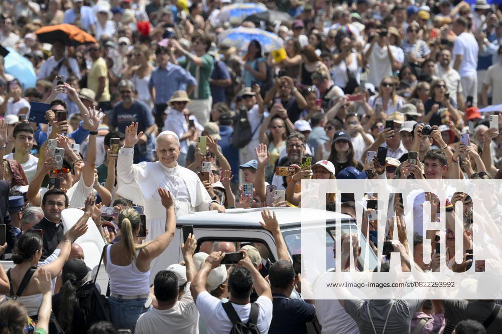 Città Del Vaticano: An handout image provided by Vatican Media shows Pope Leo XIV greeting faithful at the end the Holy Mass for the Jubilee of Sport, in Saint Peter s Square, in Vatican City, 15 June 2025. ANSA VATICAN MEDIA ++HO - NO SALES + Città Del Vaticano - ZUMAa110 20250615_zaf_a110_028