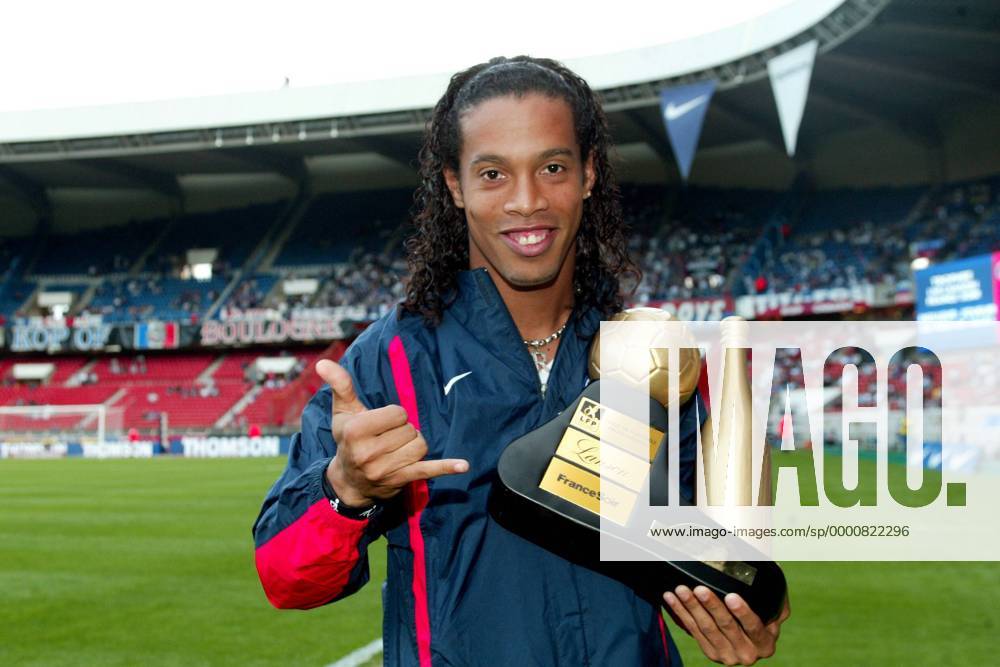 Ronaldinho (PSG) ausgezeichnet als Bester Spieler des Monats Fußball Herren Ligue Une 2002 2003, 1. Französische Liga, Paris St. Germain Einzelbild Paris