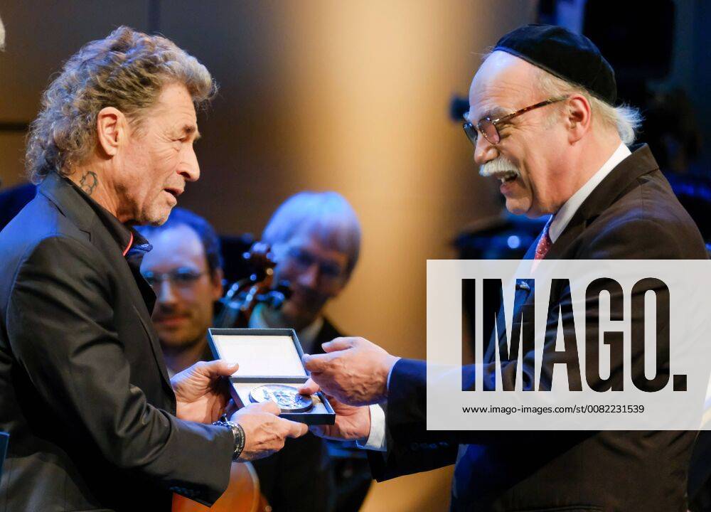 The musician Peter Maffay li has been awarded the Buber Rosenzweig Medal on Sunday 11 03 2018 in Recklinghausen. Photo re Rabbi Andreas Nachama The singer is acknowledged for his decisive advocacy against anti-Semitism and racism, said the German Coordinating Council of the Societies of Chri