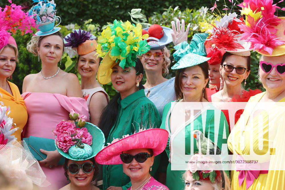 Ascot, Windsor, GBR Fashion Women with hats at the racecourse Ascot racecourse spectator, visitor, audience, fashion, fashionable, elegance, elegant, hats, women, group, colorful, colorful 250617D501ROYAL ASCOT JPG