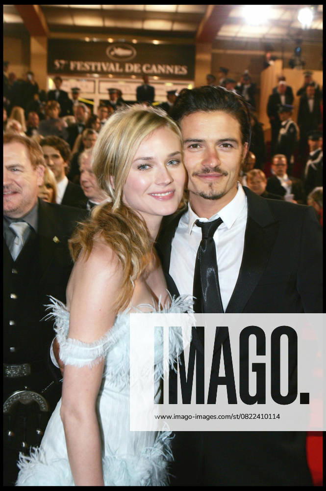 Festival von Cannes DIANE KRUGER P O DIAMANTEN Größe SMARAGD und ARMKETTEN LINIEN DIAMANTEN CHOPARD und ORLANDO BLOOM 57EME FESTIVAL international VON Film von Cannes 2004 DESCENTE DES Marken für L TEAM VON Film TROY von WOLFGANG PETERSEN Plan AMERIKANISCH FEMININ Mann Schauspielerin Schauspieler Cannes Frankreich
