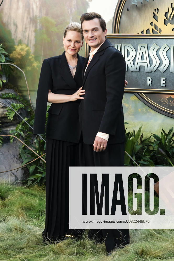 Aimee Mullins with husband Rupert Friend at the world premiere of the movie Jurassic World Rebirth Jurassic World Rebirth at Odeon Luxe Leicester Square, London, 17 06 2025 Foto:xJ.xEdwardsx xFuturexImagex jurassic_5669