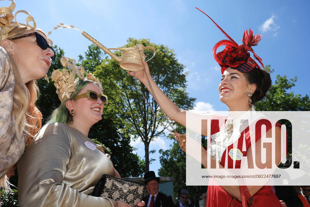 Ascot, Windsor, GBR Fashion Women with hats at the racecourse Ascot racecourse spectator, visitor, audience, fashion, fashionable, women, elegance, elegant, hat, high society, society, human, person, female, feminine, headgear, extravagant, bizarre, whimsical, funny, witty, joke, humor 250618D508ROYAL ASCOT JPG