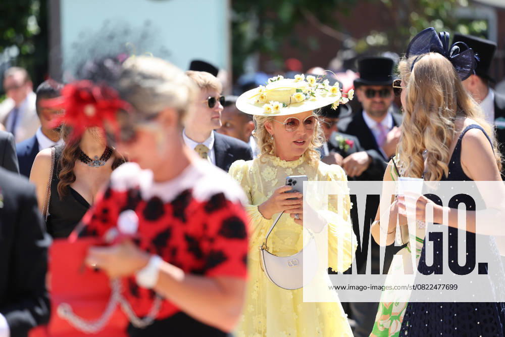 Ascot, Windsor, GBR Fashion Women with hats at the racecourse Ascot racecourse spectator, visitor, audience, fashion, fashionable, fashionable, women, elegance, elegant, hat, high society, society, human, person, female, feminine, headdress 250618D512ROYAL ASCOT JPG
