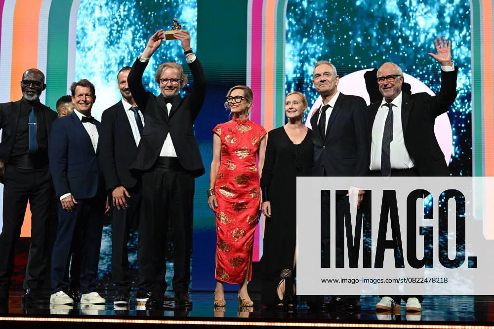 Awards ceremony at the 64th Monte Carlo Television Festival The team who received the award for best fiction film, On a day in September, with actor Jean Yves Berteloot and actress Hélène Alexandridis and Kai Wessel, Wolfgang Cimera and Fred Breinersdorfer during the closing ceremony of the 64th Monte Carlo Television Festival at the Grimaldi Forum in Monaco, June 17, 2025 Bruno Bebert Bestimage Awards ceremony at the closing ceremony of the 64th Monte Carlo Television Festival Monaco