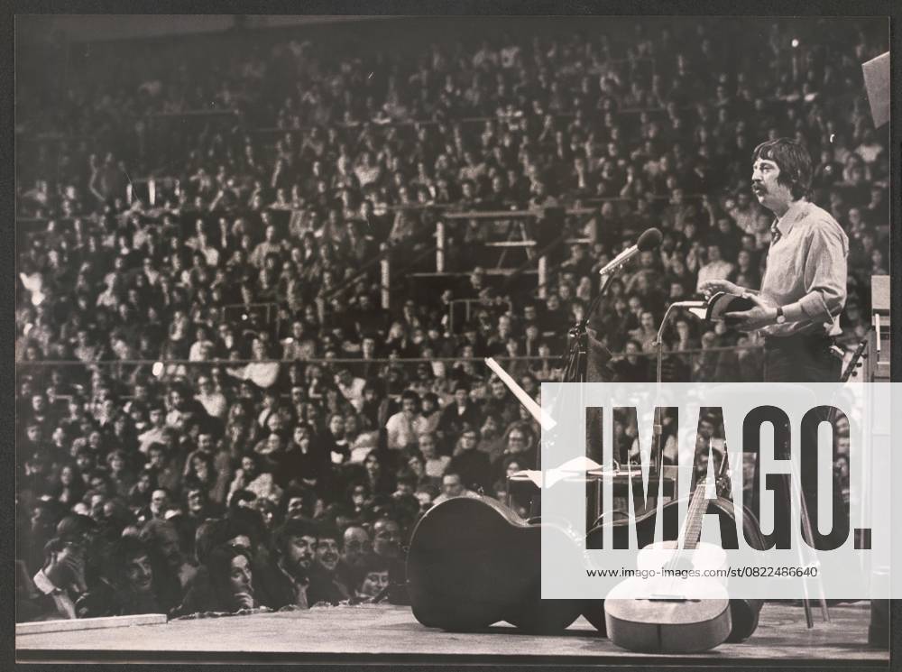 Wolf Biermann 13. 11. 1976 - Konzert von Wolf Biermann in der Kölner Sporthalle - Kurz vor seinem 40. Geburtstag erhält der DDR-Liedermacher Wolf Biermann nach elf Jahren Auftrittsverbot in der DDR überraschend ein Visum für eine Tournee durch die Bundesrepublik. Die IG Metall hat ihn nach Köln eingeladen, wo am 13. November 1976 das erste Konzert stattfindet. Der Liederabend, der vom WDR-Hörfunk live übertragen wird steht unter dem Motto: Ich möchte am liebsten weg sein - und bleibe am liebsten hier. Biermann singt nicht nur, sondern nimmt auch ausführlich politisch Stellung. Er bekennt sich zu einem demokratischen Kommunismus und kritisiert die DDR, die diesem Ideal nicht entspreche. - Drei Tage nach dem Konzert beschließt das