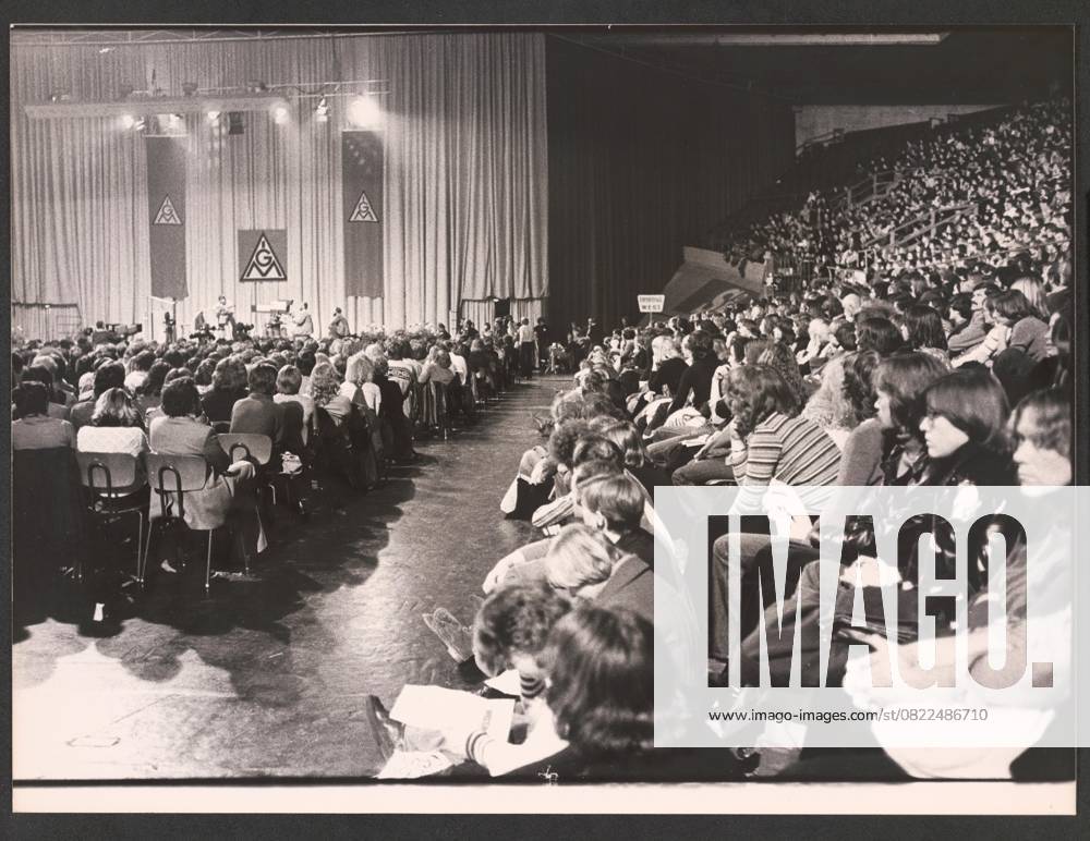 Wolf Biermann 13. 11. 1976 - Konzert von Wolf Biermann in der Kölner Sporthalle - Kurz vor seinem 40. Geburtstag erhält der DDR-Liedermacher Wolf Biermann nach elf Jahren Auftrittsverbot in der DDR überraschend ein Visum für eine Tournee durch die Bundesrepublik. Die IG Metall hat ihn nach Köln eingeladen, wo am 13. November 1976 das erste Konzert stattfindet. Der Liederabend, der vom WDR-Hörfunk live übertragen wird steht unter dem Motto: Ich möchte am liebsten weg sein - und bleibe am liebsten hier. Biermann singt nicht nur, sondern nimmt auch ausführlich politisch Stellung. Er bekennt sich zu einem demokratischen Kommunismus und kritisiert die DDR, die diesem Ideal nicht entspreche. - Drei Tage nach dem Konzert beschließt das