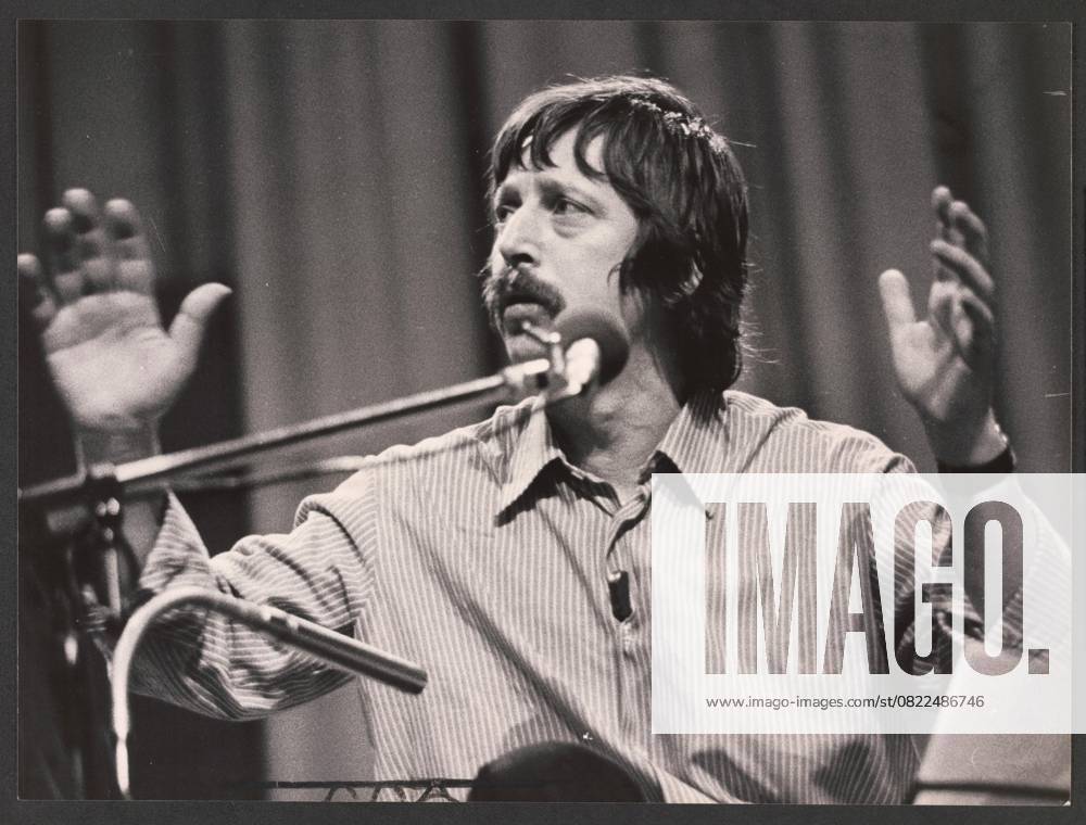 Wolf Biermann 13. 11. 1976 - Konzert von Wolf Biermann in der Kölner Sporthalle - Kurz vor seinem 40. Geburtstag erhält der DDR-Liedermacher Wolf Biermann nach elf Jahren Auftrittsverbot in der DDR überraschend ein Visum für eine Tournee durch die Bundesrepublik. Die IG Metall hat ihn nach Köln eingeladen, wo am 13. November 1976 das erste Konzert stattfindet. Der Liederabend, der vom WDR-Hörfunk live übertragen wird steht unter dem Motto: Ich möchte am liebsten weg sein - und bleibe am liebsten hier. Biermann singt nicht nur, sondern nimmt auch ausführlich politisch Stellung. Er bekennt sich zu einem demokratischen Kommunismus und kritisiert die DDR, die diesem Ideal nicht entspreche. - Drei Tage nach dem Konzert beschließt das