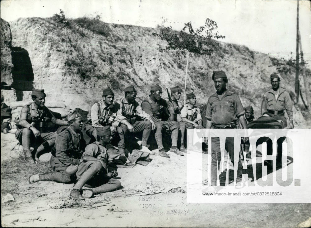 Spanish Civil war 11 November 1956 nationalist Troops of Spanish Civil war observe, like a Stretcher to Support base brought will, during you itself to the Revenue from Getafe, only Eleven Kilometer from Madrid removed, on Roadside Resting