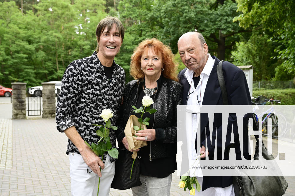 Rainer Genss, Regina Thoss and guest at the funeral service for Urte Blankenstein in the chapel of the Waldfriedhof Oberschöneweide Berlin, 19 06 2025 Foto:xM.xWehnertx xFuturexImagex blankenstein_5617
