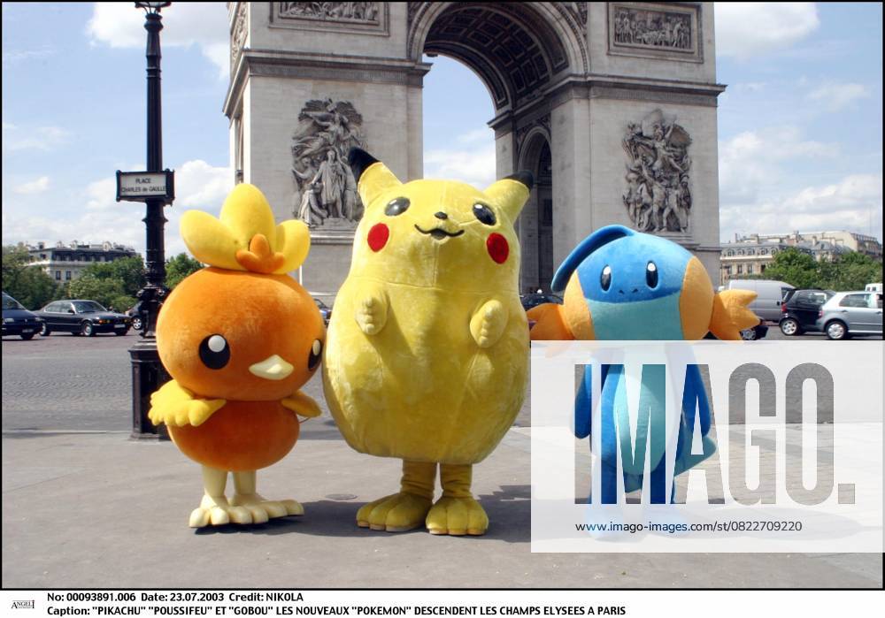 PIKACHU POUSSIFEU und GOBOU sie NEUE POKEMON DESCENDENT sie FELDER ELYSEES A Paris voll Fuß