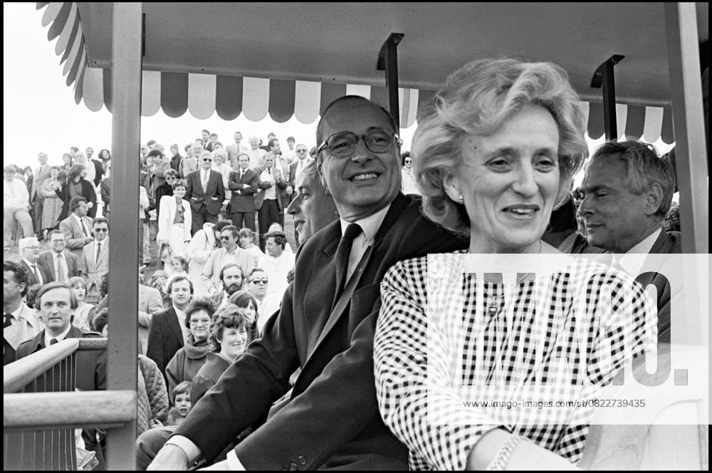 Archiv JACQUES CHIRAC BEGLEITET von BERNADETTE, ERÖFFNET der Park A THEMEN MIRAPOLIS A COURDIMANCHE IN REGION PARISIENNE IN 1987 Courdimanche Frankreich
