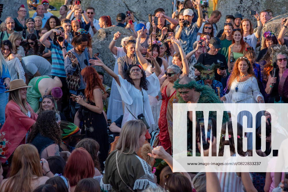 Summer Solstice Celebration in Stonehenge, UK - 20 Jun 2025 The revellers sing and dance at the Stone Circle a night before the summer solstice. Revellers gathered by Stonehenge to celebrate the summer solstice. The summer solstice is when the sun is at its furthest point from the Equator and making it the longest day of the year. Stonehenge United Kingdom