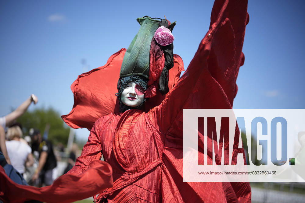 (250622) -- WARSAW, June 22, 2025 -- A performer in a flower-themed costume is seen during the Wianki Festival celebration in Warsaw, Poland, June 21, 2025. The event is a local tradition to mark the summer solstice, blending folklore, music, and modern festivities. (Photo by Xinhua) POLAND-WARSAW-WIANKI FESTIVAL JaapxArriens