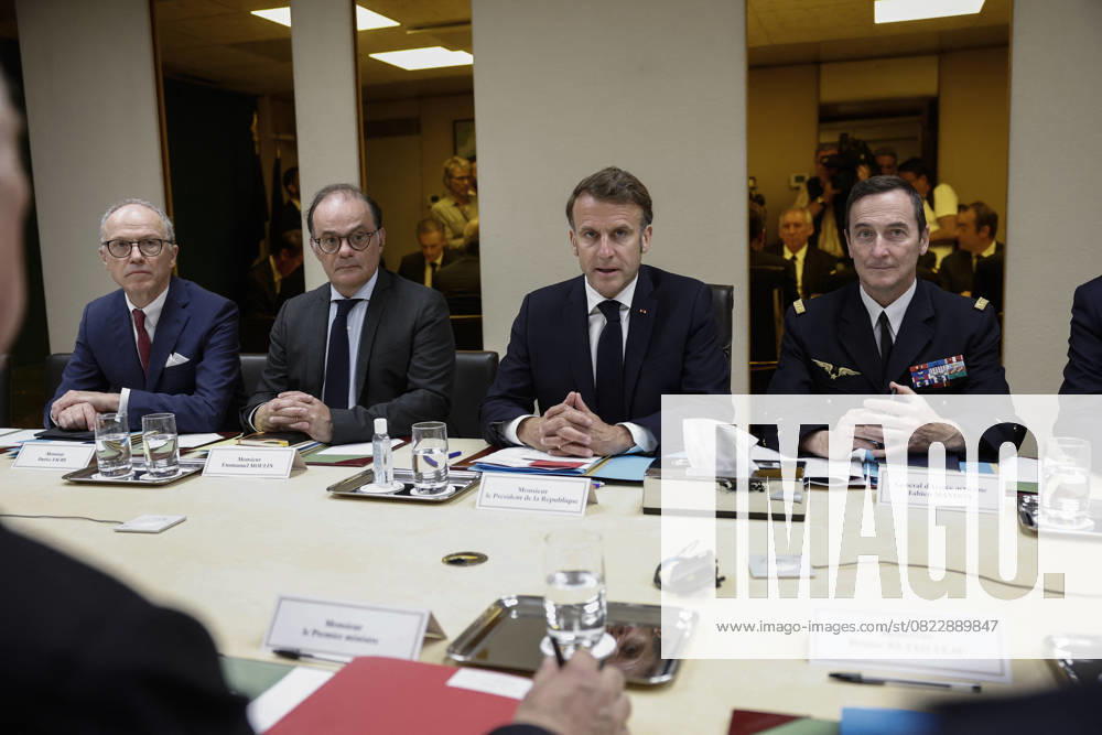 French President Emmanuel Macron Attends A National Security Meeting - Paris French President Emmanuel Macron flanked by French Presidency General Secretary Emmanuel Moulin and France s General Fabien Mandon attends a national security meeting on the crisis between Israel and Iran in the Jupiter room at the Elysee Palace in Paris, France, on June 22, 2025. Photo by Benoit Tessier Pool ABACAPRESS.COM Paris France
