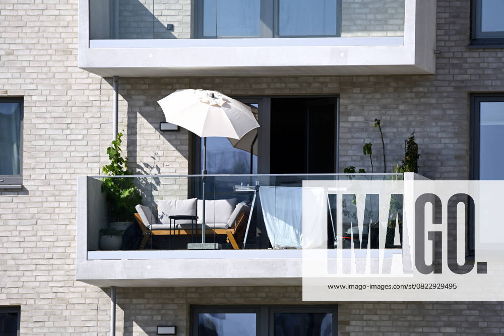 Balcony with parasol in the Hafencity of Hamburg, Germany ** NUR FUER REDAKTIONELLE ZWECKE ** **