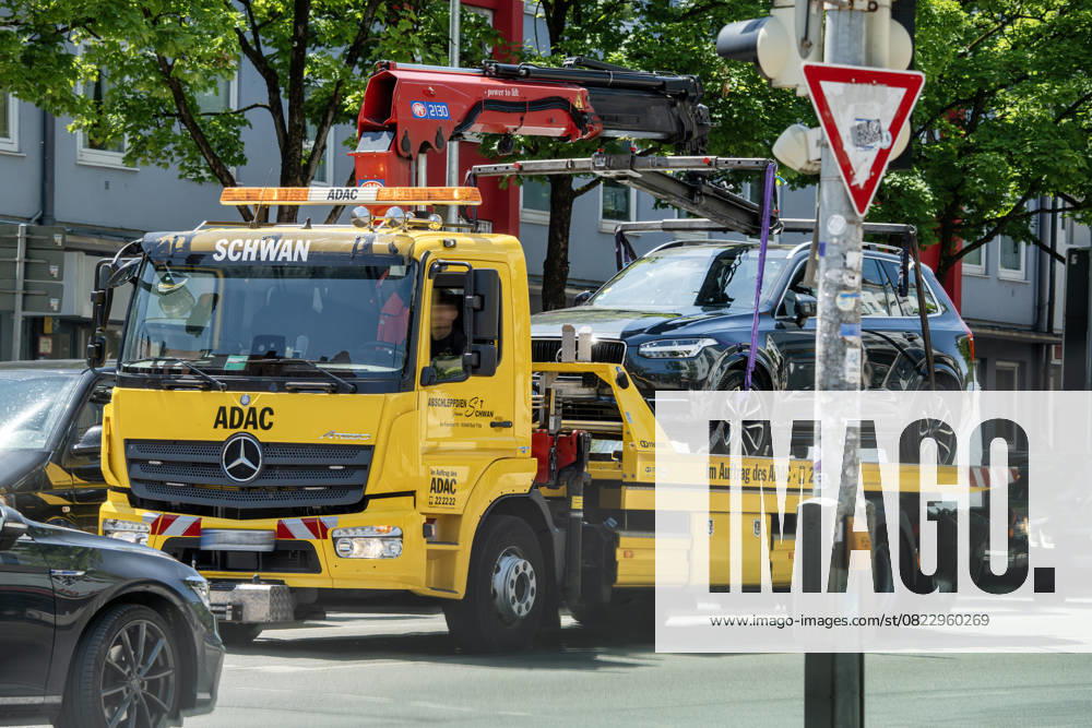 ADAC towing service tows away vehicle, Munich, June 2025 Germany, Munich, June 2025, ADAC towing service tows away car, Volvo SUV on the bed of a tow truck, towing service on behalf of ADAC, Mercedes truck, breakdown assistance, breakdown, city, Bavaria