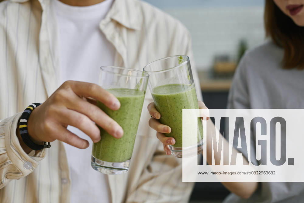 Two people toasting with green smoothies indoors model released, Symbolfoto property released, KPEF01083