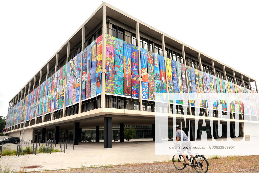 Friedensbanner_Weltrkordversuch 23.06.2025, Chemnitz, Oberschule am Hartmannplatz,Am Montag, dem 23. Juni, beginnen an der Oberschule am Hartmannplatz die Aufbauarbeiten für eine besondere Ausstellung: Bis zum 8. August werden in und an dem Gebäude insgesamt 280 Chemnitzer Friedensbanner zu sehen sein. Mit einer Gesamtfläche von 2100 Quadratmetern wird dies die umfangreichste Ausstellung, die Chemnitz je erlebt hat. Seit 15 Jahren organisiert die Bürgerinitiative Aktion unter der Leitung von Gerald Richter Workshops in Schulen, bei denen Kinder und Jugendliche ihre Friedensbotschaften auf die sieben Meter langen Banner bringen, die dann zum Chemnitzer Friedenstag am 5. März unter anderem am Rathaus angebracht werden. Chemnitz Sachs
