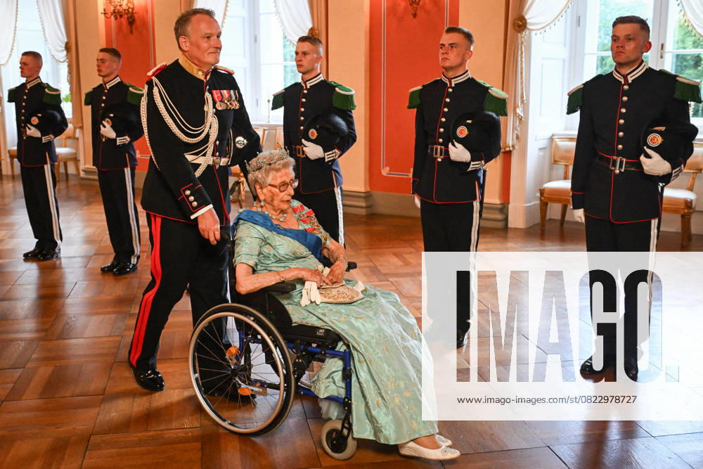 Prinzessin Astrid von Norwegen ist tot President Macron s Official Visit To Norway - Gala Dinner Princess Astrid on her way to the gala dinner at the Palace in connection with the official visit from French President Emmanuel Macron, on June 23, 2025. Photo by Firas Abdullah ABACAPRESS.COM Oslo Norway