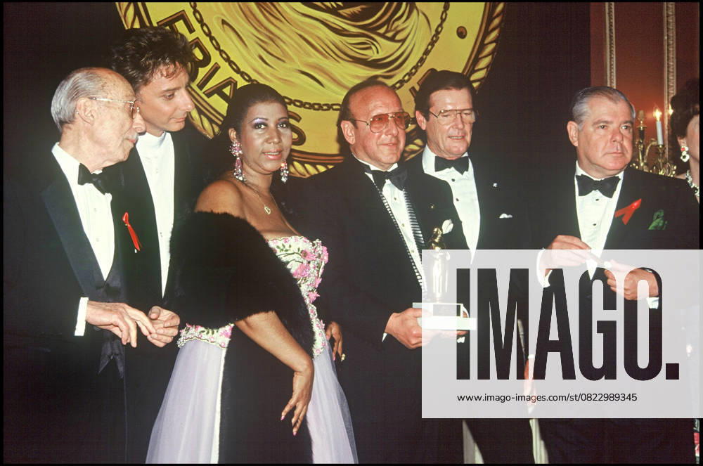 Archiv BARRY MANILOW, ARETHA FRANKLIN, ROGER MOORE und CLIVE DAVIS LORS D EINE ABENDFEIER HOMMAGE A CLIVE DAVIS A NEW York IN 1992 New York Staaten Vereinigt