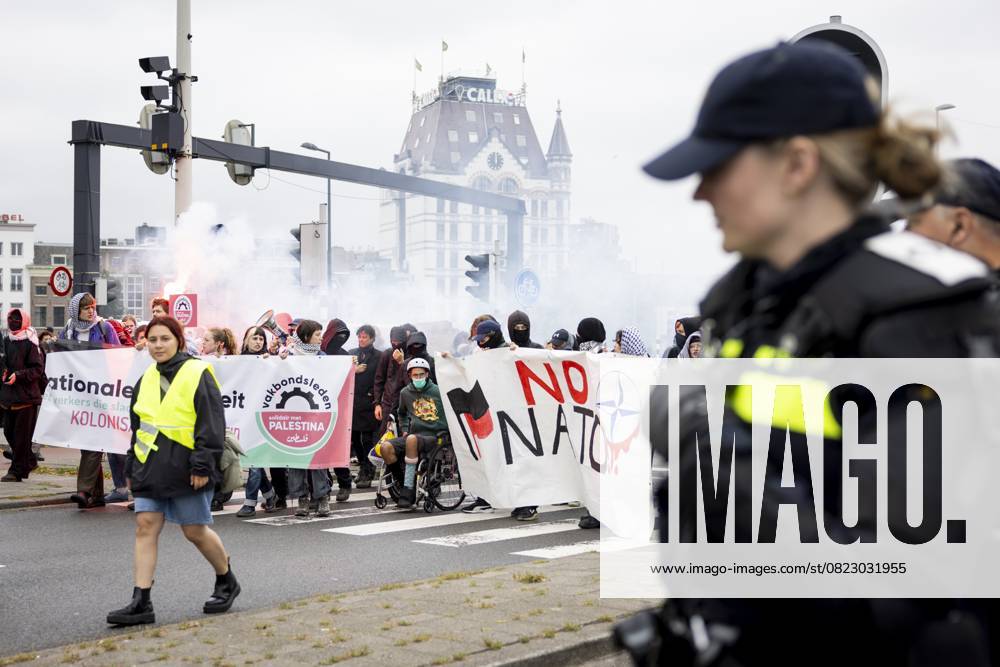 Bilder des Jahres 2025, News 06 Juni ROTTERDAM - Demonstrators during a protest march against the arrival of a ship carrying Israeli F-35 parts. The activists are demanding that the mayor and harbor master not allow this ship to dock. ANP ROB ENGELAAR netherlands out - belgium out