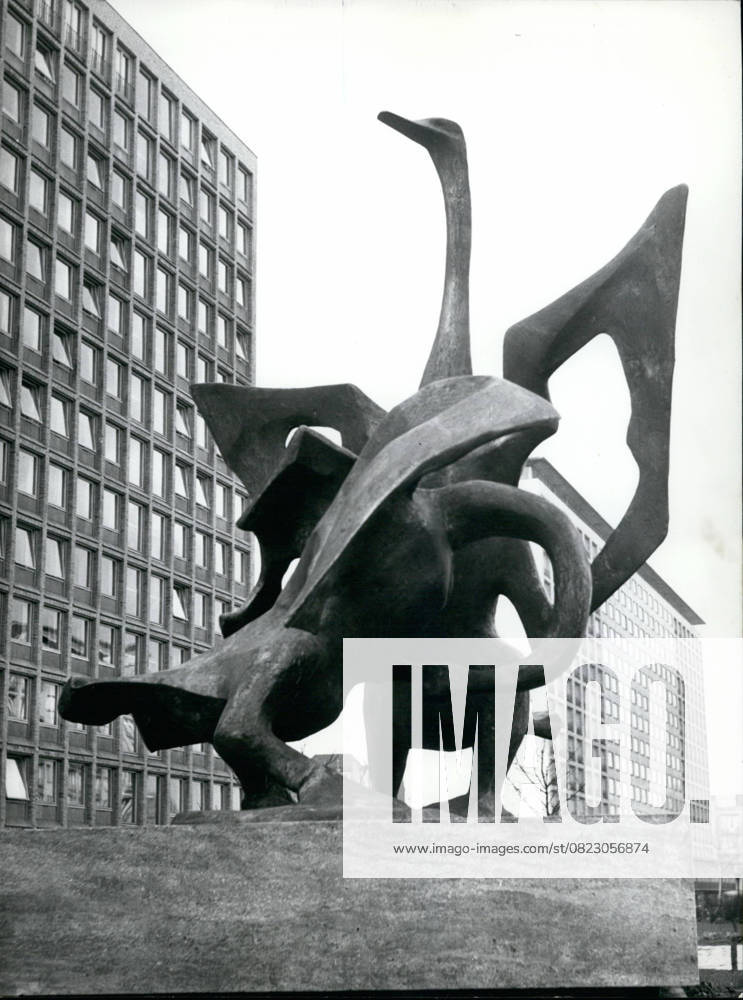 Antiques Art Ceramics Wall paintings Colour Photography Sculpture 04 04 1958 Singing the Swans before the Grindel High-rise in Hamburg the 5 and last Bronze sculpture, a Swan group from Karl August Ohrt, was now before the Grindel High-rise in Hamburg set up