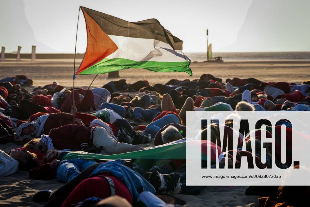 DEN HAAG - Demonstrators are renaming the Zuiderstrand as Gaza Beach in protest during the NATO summit at The Hague s World Forum. The Netherlands, for the first time in NATO s history of existence, is hosting a NATO summit. ANP JEROEN JUMELET netherlands out - belgium out