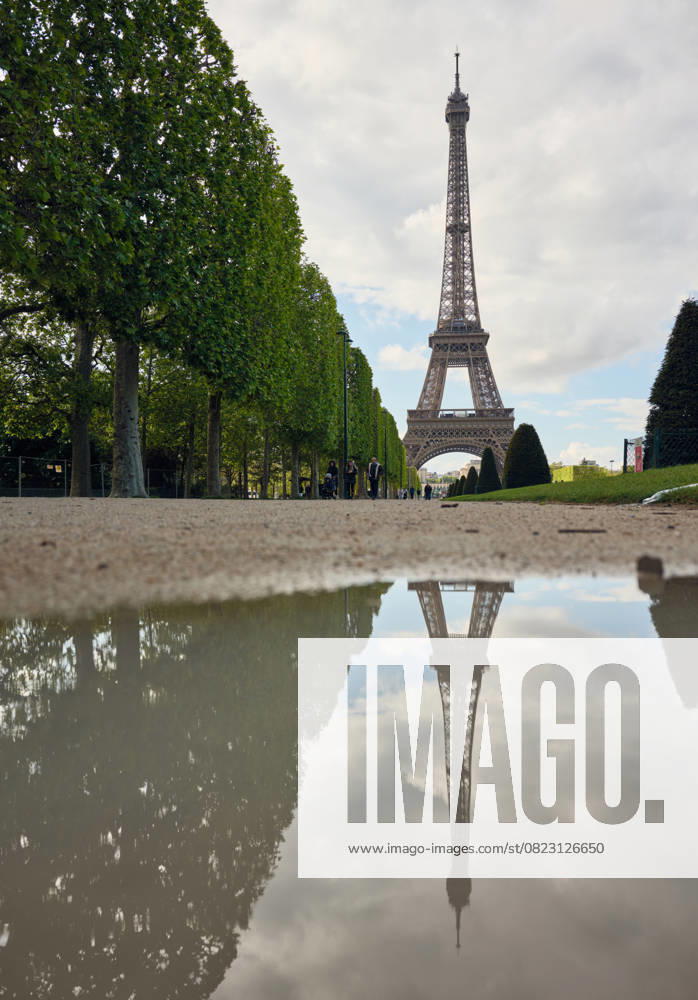 IMAGO Creative, Jahreszeit Sommer, Regen, Sommerregen Eiffel tower reflecting in puddle after rain in paris Paris, Île-de-France, France R_OSBJ250624-1731364-01