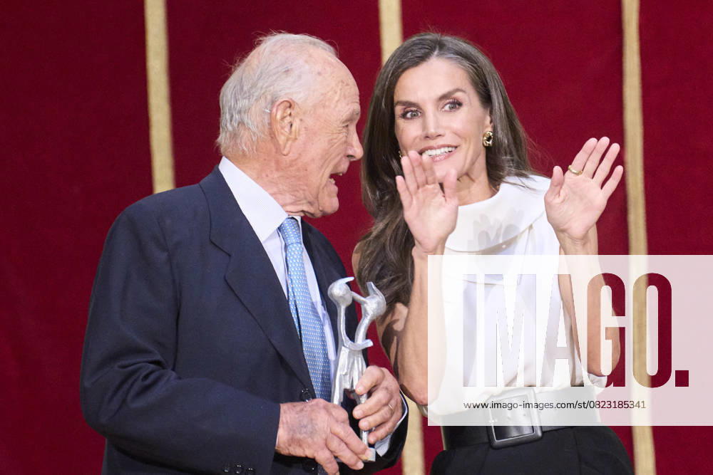 Award Queen Letizia and Juan Entrecanales attend the presentation of the Xl Semanal awards, awards which recognise the careers of outstanding national personalities, at the royal academy of fine arts of San Fernando in Madrid. No Spain Â