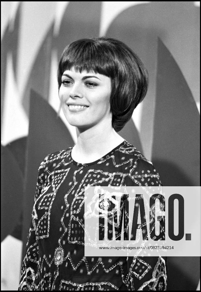 ARCHIVES MIREILLE MATHIEU LORS DUN SHOW TELE France