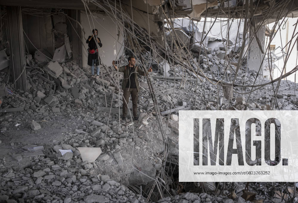 Bilder des Jahres 2025, News 06 Juni Iran-Israel War, Aftermath A Turkish video journalist captures videos of a building destroyed in Israeli attacks in western Tehran, Iran, on June 26, 2025, as a ceasefire occurs between Iran and Israel on June 24. Tehran Tehran Iran