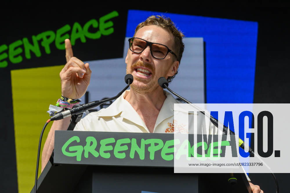 Bilder des Jahres 2025, Entertainment 06 Juni Benedict Cumberbatch in Glastonbury Festival 2025 Benedict Cumberbatch performs on the first Letters Live at Glastonbury, the show where celebrities read out letters, both meaningful and humorous. Greenpeace Stage, Glastonbury Festival 2025 in Pilton, Somerset, 27 June 2025.., Credit:Tina Korhonen Avalon United Kingdom, Pilton, Pilton, Somerset