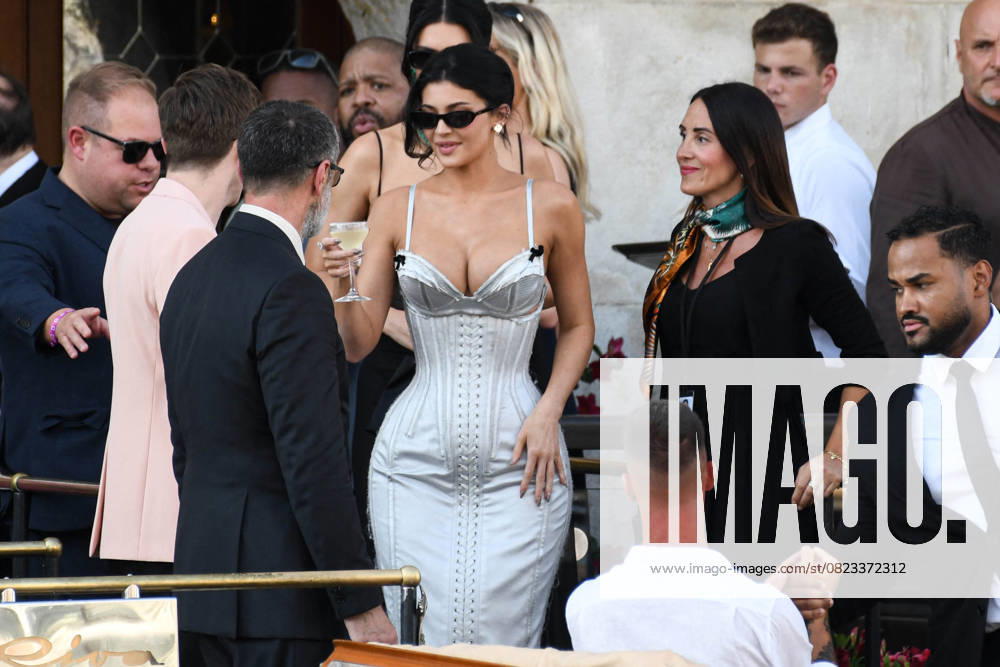 Bilder des Jahres 2025, Entertainment 06 Juni Kylie And Kendall Jenner Leaving Hotel On Bezos-Sanchez Wedding Day - Venice Kendall Jenner are spotted leaving the Gritti Palace Hotel on the wedding day of Amazon founder Jeff Bezos with Lauren Sanchez (not pictured) in Venice, Italy on June 27, 2025. Photo by Florian Poitout ABACAPRESS.COM Venice Italy