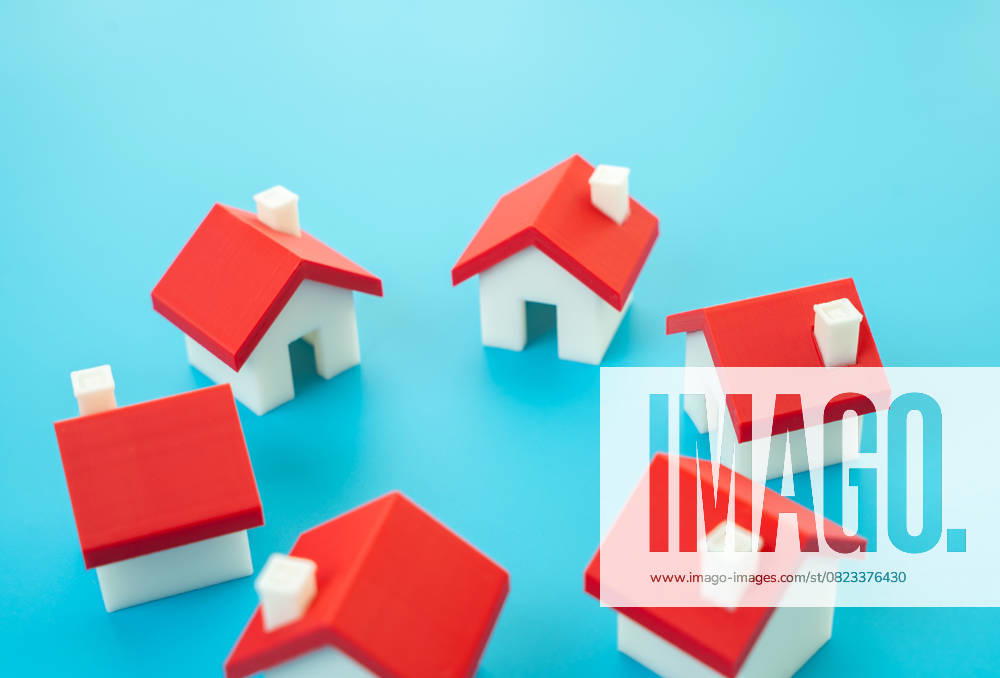 Der Kreis der Häuser. Gemeinschaft und Nachbarschaft. Suche und Kauf von Wohnungen. Immobilienmarkt. Immobiliensuche, gemeinschaftliches Wohnen oder genossenschaftliche Immobilienentwicklung. Der Kreis der Häuser. Gemeinschaft und Nachbarschaft. Suche und Kauf von Wohnungen. Immobilienmarkt. Immobiliensuche, gemeinschaftliches Wohnen oder genossenschaftliche Immobilienentwicklung. (License=RF)