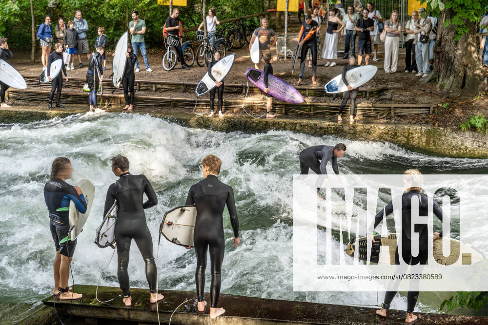 Munichs Eisbach wave reopened after more than two months, crowds of surfers and onlookers on opening day, a surfer was killed in an accident
