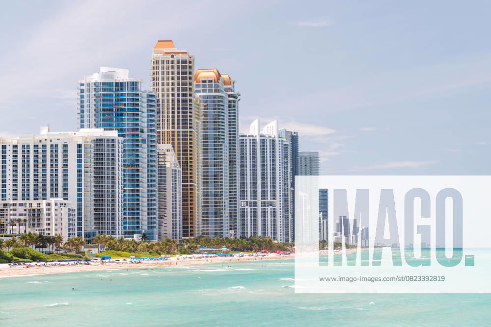 Moderne Skyline von Miami mit hoch aufragenden Wolkenkratzern, tropischem Flair und Blick aufs Wasser Moderne Skyline von Miami mit hoch aufragenden Wolkenkratzern, tropischem Flair und Blick aufs Wasser (License=RF)