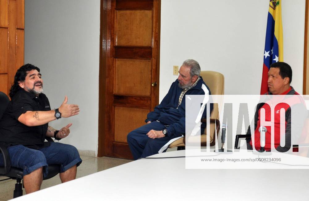 Former Cuban leader Fidel Castro (C) and Venezuelan President Hugo Chavez (R) meets with Argentine soccer star Diego Maradona in Havana, Cuba, in this handout photo taken on July 23, 2011. CUBA-HAVANA-CASTRO-CHAVEZ-MARADONA-MEETING o0 Aufmacher