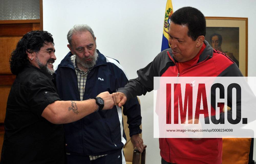 Former Cuban leader Fidel Castro (C) and Venezuelan President Hugo Chavez (R) meets with Argentine soccer star Diego Maradona in Havana, Cuba, in this handout photo taken on July 23, 2011. CUBA-HAVANA-CASTRO-CHAVEZ-MARADONA-MEETING o0 Aufmacher Harmonie Kameradschaft