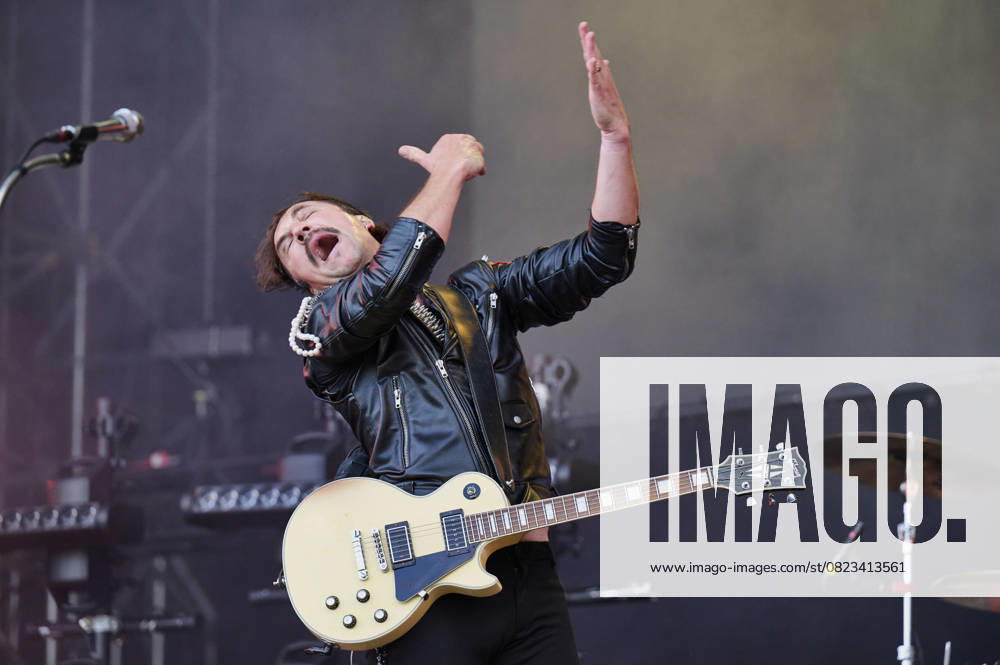 Adam Grahn from Royal Republic live at the Summerside Festival 2025 at Grenchen Airfield, 27 06 2025 Foto:xP.xFrauchigerx xFuturexImagex summerside_5616
