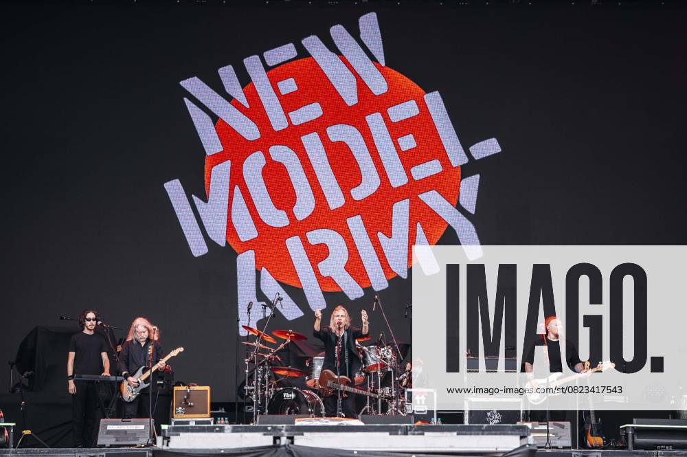 Dean White, Justin Sullivan and Ceri Monger from New Model Army live at a concert at Königsplatz Munich, 27 06 2025 Foto:xM.xKremerx xFuturexImagex nma_5603