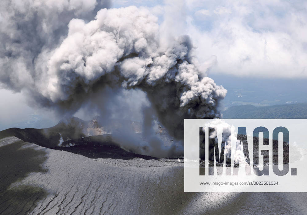 KW26 Bilder des Jahres 2025, News 06 Juni Mt. Shinmoe eruption in southwestern Japan Photo taken from a Kyodo News helicopter shows volcanic smoke billowing from Mt. Shinmoe, straddling Miyazaki and Kagoshima prefectures in southwestern Japan, on June 28, 2025. A14AA0004690664P